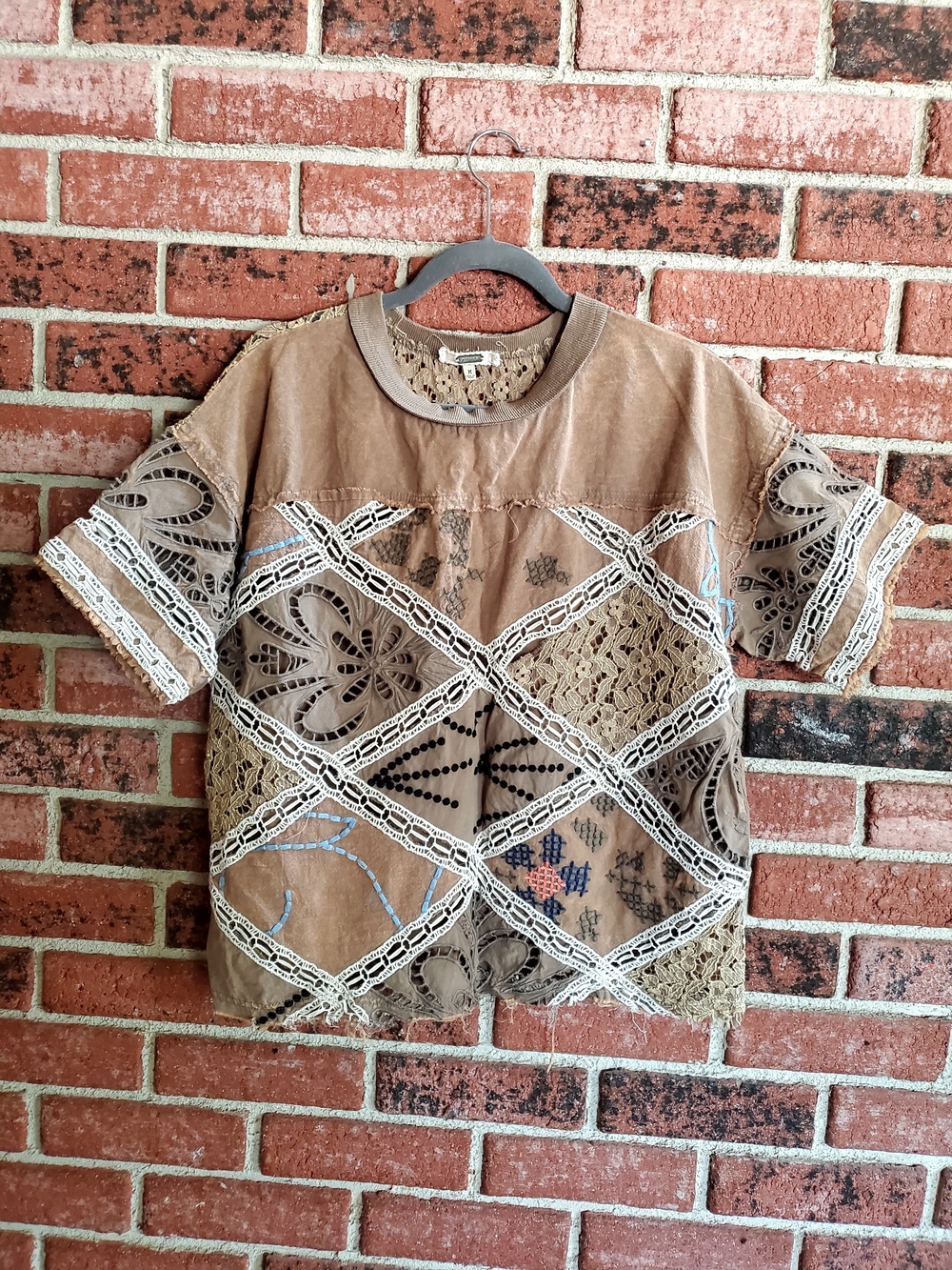 Gimmicks by BKE Brown Short-Sleeve Lace Patchwork Boho Box Tee